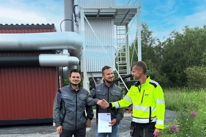  Übergabe einer Herding Filteranlage in Schweden mit Partner ECP Air Tech. Im Bild von links nach rechts: Kevin Schmitt und Daniel Seidel (Herding Filtertechnik) und Anders Danielsson ECP Air Tech  