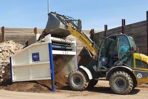  1	Baustoff-Recyclingsieb SBR 3 im vielseitigen Einsatz eines Containerdienstes   