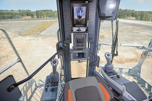  3	The 280 SM(i) surface miner’s air-conditioned and soundproofed operator’s cabin with all-round glazing is swivel-mounted on the front chassis column and provides a productive working environment with a low risk of fatigue 