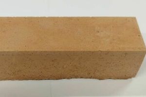  2	Beispiele von Geopolymer-Prüfkörpern; Würfel für die Bestimmung der Druckfestigkeit (links), Prisma für die Bestimmung der Biegebruchfestigkeit (mitte) und Platte für die Bestimmung der Wärmeleitfähigkeit λ10,tr. sowie der Rohdichte (rechts) 