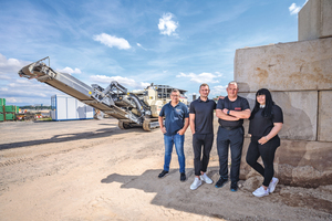  2 	Auf dem Betriebshof von GET: Der neue raupenmobile Backenbrecher Lokotrack J90 von Metso Outotec. Frank Kropp (links), Kundendienstleiter bei Fischer-Jung Aufbereitungstechnik, stellt sicher, dass bei Anlieferung und Service alles reibungslos abläuft  