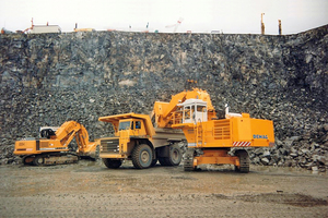  2	Die Faszination für Baumaschinen und sie tatsächlich in Aktion zu erleben, machen die steinexpo zu dem, was sie schon 1993 war und jetzt immer noch ist: eine besondere Demonstrationsmesse inmitten eines aktiven Steinbruchs 