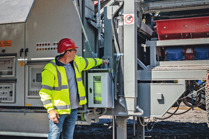  3	Crushing and screening as a fully mobile unit: The Jonsson L 120-330 double crusher has a total length of 27.3 m, a total weight of approx. 133 t and is being used for the first time in Germany 