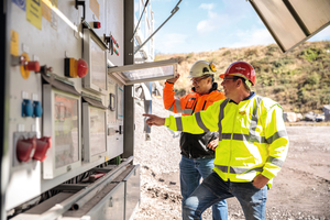  2	Andreas Koch and Thorsten Malich exchanging views on the control and monitoring functions of the combined processing plant underneath the retractable protective canopy 