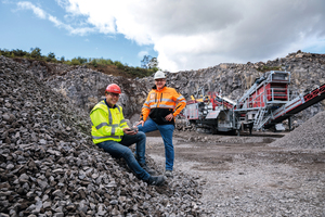  1	Zufrieden mit dem Endprodukt: Thorsten Malich (links), Ernst Scherer Baustoffe GmbH &amp; Co. KG und Andreas Koch, Metso Outotec Germany GmbH, vor der raupenmobilen Duo-Brecheranlage Jonsson L 120-330 in Mayen 