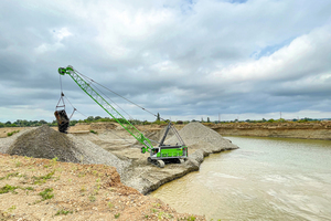  2	The optimized fairlead of the 100 t crawler crane ensures smooth and precise control 