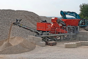  As a diesel-electric skid-steer plant, the SMR crusher – here the 10/5/4 model – processes oversize material and rock mixes from stockpiles in a highly flexible manner 