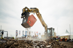  In der Anbaugeräte-Arena finden mehrmals täglich actionreiche Shows zu den Themen „Abbruch“, „Recycling“ und „Boden“ statt.  