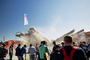  Visitors experience 24 hours of concentrated machine and plant technology spread over three days of the fair. 