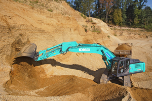  3	Dank hoher Hydraulikleistungen kann der Kobelco SK350NLC-11 an der Wand seine große Reichweite voll ausspielen 