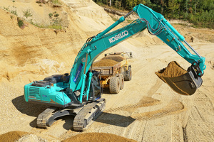  2	Als leistungsfähige Schlüsselmaschine arbeitet der Kobelco SK350NLC-11 seit Sommer 2022 im Direktabbau im Sand- und Kieswerk Rauscheröd 