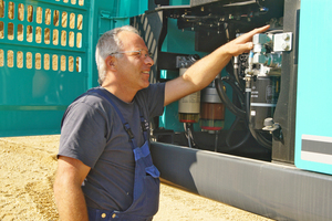  4	Jürgen Alex demonstrates the good accessibility of the service points on the Kobelco SK350NLC-11 