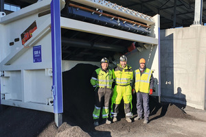  3	Machine handover to machine operator Eliseu Ribeiro and production manager Steingrimur Bragason (Colas) by Florian Schmellenkamp (EAG) 