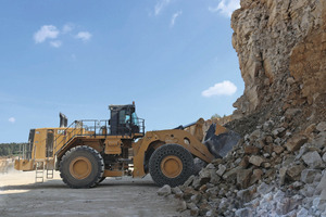  3	Die Schotterwerke Bärnreuther + Deuerlein nahmen das erste Modell der neuen 992-Serie in Deutschland in den Load-and-Carry-Einsatz	 