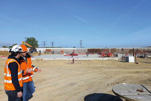  3	Thibault Vandecaveye und Benjamin Vandeginste inspizieren den Fortschritt der Arbeiten auf der Baustelle  