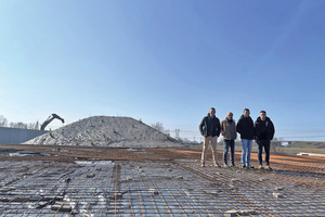  2	Guy, Benjamin und Steeve Vandeginste mit Thibault Vandecaveye auf der Baustelle der künftigen Inertabfallverwertungsanlage, die von CDE geplant wurde 