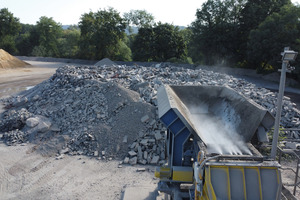  3	In stationary crushing plants, fog is sprayed into the crusher during material feed 