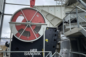  1	The SANDVIK primary crusher at the Kühtai project is equipped with a Rammer hydraulic hammer 