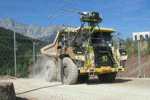  2	Der dieselelektrische Muldenkipper T 236 von Liebherr läuft mithilfe der Oberleitung fast vollständig im E-Betrieb 