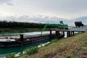  3	In Mondragon, the 855 E unloads the material for further processing in the recycling plant 