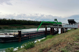  3	In Mondragon entlädt der 855 E das Material für die weitere Verwertung in der Recyclinganlage 