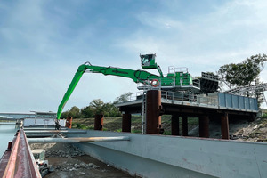  4	Problemlos entlädt der 855 E den Schiffsrumpf und beschickt die Container sowie den erhöhten Trichter, über den das Material auf die Fließbänder der Recyclinganlage gelangt 