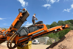  4	Erleichterter Zugang zum Siebkasten durch hydraulisch klappbares Hauptaustragsband 