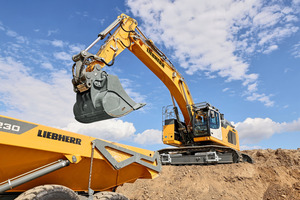  2	The R 9XX H2 is the first Liebherr excavator powered by a hydrogen combustion engine 