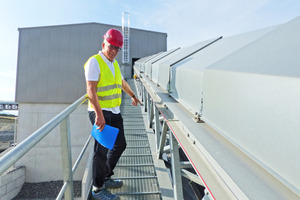  Michel Kleisli, Managing Director ASE Technik AG, at the plant feeding belt 