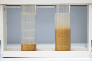  4	Sedimentation and turbidity: M-FLOC®&nbsp;DAF&nbsp;800 (links) vs. starch-based PF (right) 