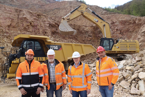  1	Han de Beijer (second from right), Group Managing Director, visits one of the loading points with Michael Gard (left), Technical Manager, Udo Wirth (second from left), former Operations Manager, and David Decker (right), Zeppelin Area Sales Manager 