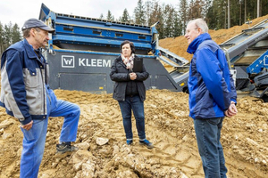  3 	Im Gespräch: Walter Kieper (Werksleiter Steidle, rechts), Claudia Hizman (Marketing Kleemann), Achim Haßdenteufel (Bereichsleiter Steidle) 