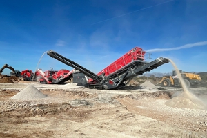  A plant train with two GIPO screening plants and a track-mounted impact crusher 