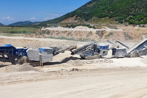  1	Bei dem Infrastrukturprojekt „Amvrakia Odos“ in Griechenland wurde ein Kleemann Anlagenzug aus der PRO-Line eingesetzt: MOBICAT&nbsp;MC&nbsp;120i&nbsp;PRO und MOBICONE&nbsp;MCO&nbsp;110i&nbsp;PRO, ergänzt durch das Klassiersieb MOBISCREEN&nbsp;MSC&nbsp;953i&nbsp;EVO  