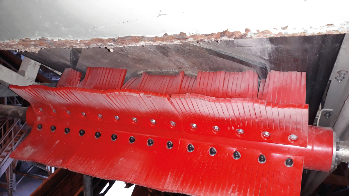 Cost reduction thanks to clean conveyor belts with REMACLEAN cleated belt brushes AT Minerals