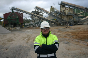  2	Pedro Jiménez, Betriebsleiter der Mine in Barruecopardo, vor der Aufbereitungsanlage  