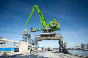  2 	Der weltgrößte Hafenumschlagbagger 895 E Hybrid mit 420 t Einsatzgewicht. Hier in der Ausführung mit Schienenportal in Österreich 