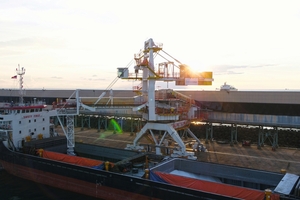  1	In the port environment, ship loaders ensure the fast, reliable loading of ships with bulk materials – for example urea fertilizers 
