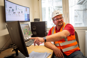  5 	Betriebsleiter Martin Schlig in der Steuerungs-Zentrale für den Anlagenprozess 