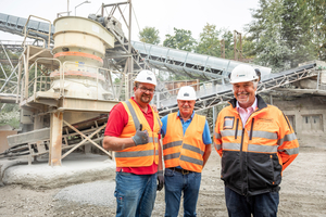  1 	V.l.n.r.: Die beiden Betriebsleiter des Bachl-Steinbruchs Wotzdorf Martin Schlig, Josef Stockinger sowie Karl-Heinz Hessler von Metso Germany vor dem Kegelbrecher Metso Nordberg GP300S für die zweite Brechstufe 