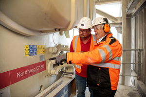  3 	Vor dem neuen stationären Metso Backenbrecher C150, der einen alten Krupp 1500 Backenbrecher ersetzt hat 