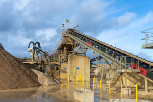  4 	In der Aufbereitungsanlage werden unterschiedliche Arten von gewaschenem Sand und Kies produziert  