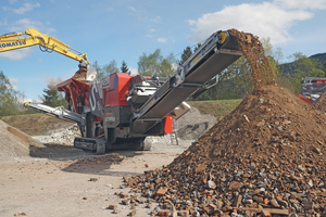  3 	Erfolgreicher Allrounder: Der vollhybride Backenbrecher JAWMAX 450 bewährt sich als hochmobile Lösung im Rohstoff und Recycling  
