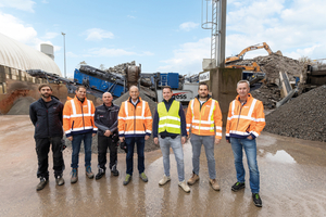  3	F. l. t. r.: Martin Grenz, Benjamin Feess, Waldemar Rollheiser, Walter Feess, Michell Blasczyk (Wirtgen Germany), Alexander Feess, Andreas Frey 