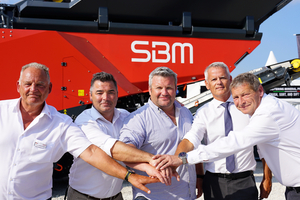  5 	Als neuen Händler für Wales und Südwestengland stellte SBM auf Hillhead Chris Fitzgerald, Fitzgerald Plant, vor (Bildmitte). Im Bild (von links): SBM General Distributor Manager Michael Brookshaw, Vertriebsleiter Helmut Haider, SBM-Geschäftsführer Erwin Schneller, Regional Sales Manager Nobert Dieplinger 