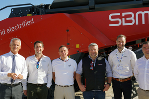  4 	Erstmals trat SBM in Hillhead mit starkem Händler-Support an (v. l.): SBM-Geschäftsführer Erwin Schneller; Andrew Banner, Banner Equipment; Barry O’Regan, Orba Group; Chris Fitzgerald, Fitzgerald Plant; Jo Banner; SBM Vertriebsleiter Helmut Haider 