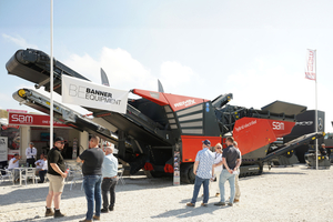  1 	Auch ohne montiertes 3-Deck-Nachsieb erwies sich der REMAX 600 als vielbeachteter “Show-Stopper” am Hillhead-Stand von SBM Mineral Processing 