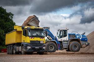  2 	Der Liebherr-Radlader beim Beladen eines Lkws für den Abtransport des gewonnenen Materials 