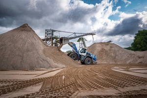  1 	Das Umschichten des gewonnenen Materials erfolgt mithilfe der effizienten Liebherr-Radlader 
