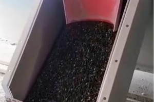  Ablaufrutsche mit Splitt-Komponenten, seitlich und am Boden stehendes Material in Mitte der Rutsche Materialfluss 